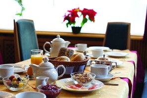 بوفيه فطور مجانًا في أيام الأسبوع