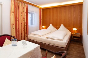 Double Room, Balcony, Mountain View | Individually decorated, individually furnished, desk, soundproofing - Pension Bavaria (Mittenwald)