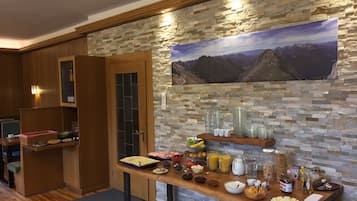 Free buffet breakfast on weekdays