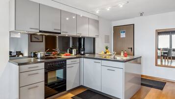 KĂŒhlschrank, Ofen, Toaster, Hochstuhl