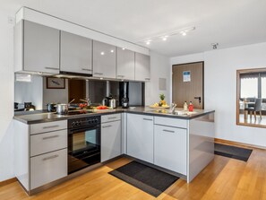 Kühlschrank, Ofen, Toaster, Hochstuhl