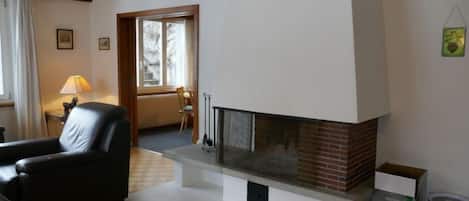 Fernseher, Kamin, DVD-Player