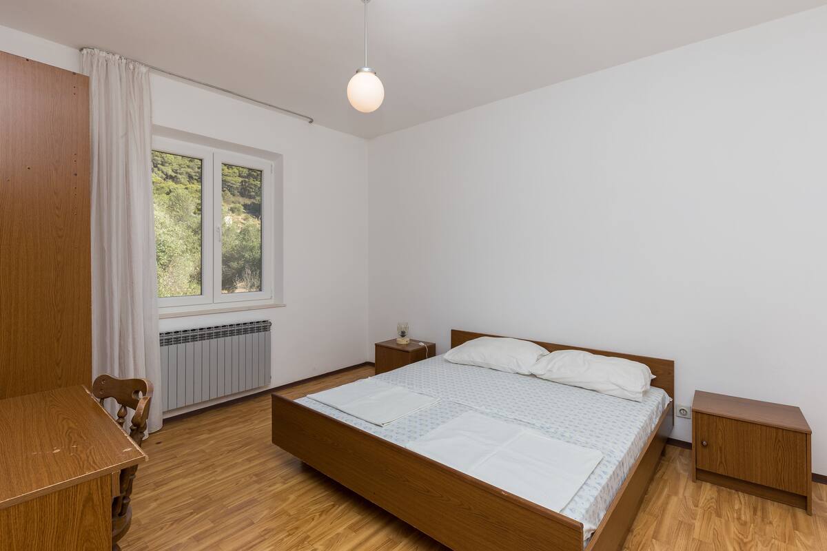 Iron/ironing board, bed sheets