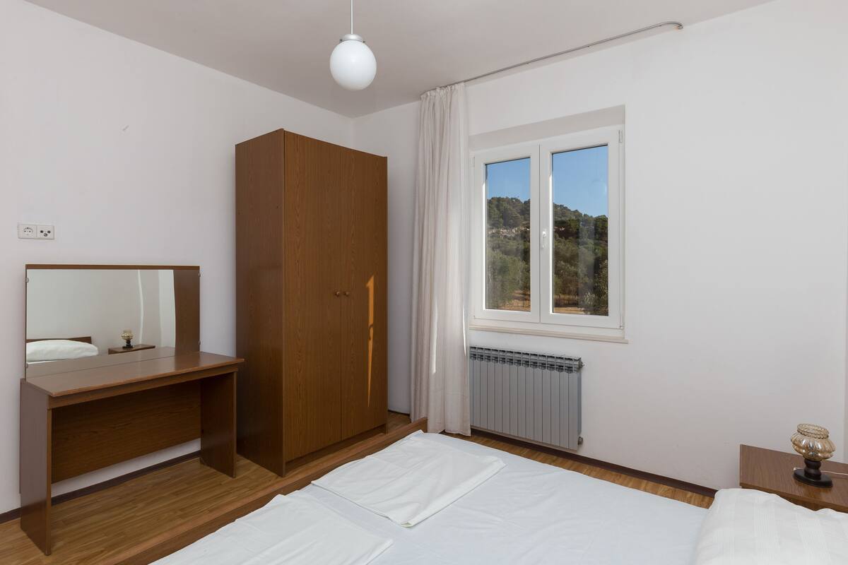 Iron/ironing board, bed sheets