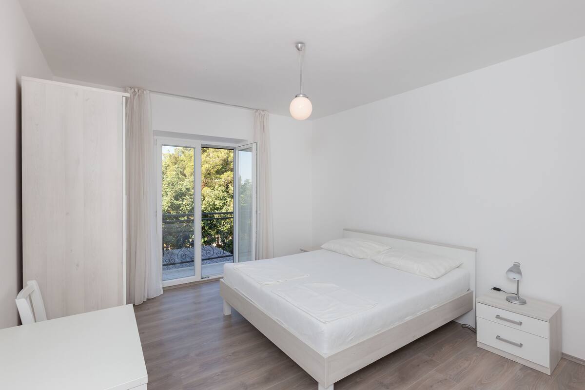 Iron/ironing board, bed sheets