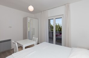 Iron/ironing board, bed sheets