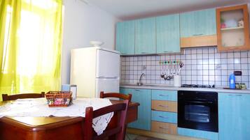 Kühlschrank, Ofen, Wasserkocher mit Kaffee-/Teezubehör