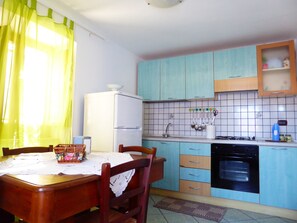 Kühlschrank, Ofen, Wasserkocher mit Kaffee-/Teezubehör