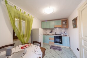 Kühlschrank, Ofen, Wasserkocher mit Kaffee-/Teezubehör