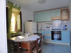 Kühlschrank, Ofen, Wasserkocher mit Kaffee-/Teezubehör