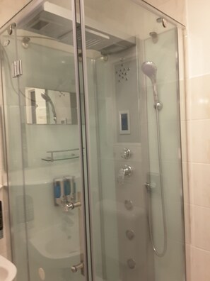 Apartment (Strandidyll 4) | Bathroom | Shower, free toiletries, towels - Ferienhaus Strandidyll (Ueckeritz)
