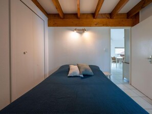 3 bedrooms, iron/ironing board, free internet