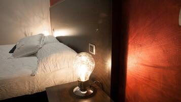 Individuell dekoriert, individuell eingerichtet, Schreibtisch