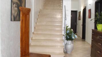 Deluxe-Doppelzimmer, Balkon, Meerblick | Individuell dekoriert, individuell eingerichtet, Schreibtisch