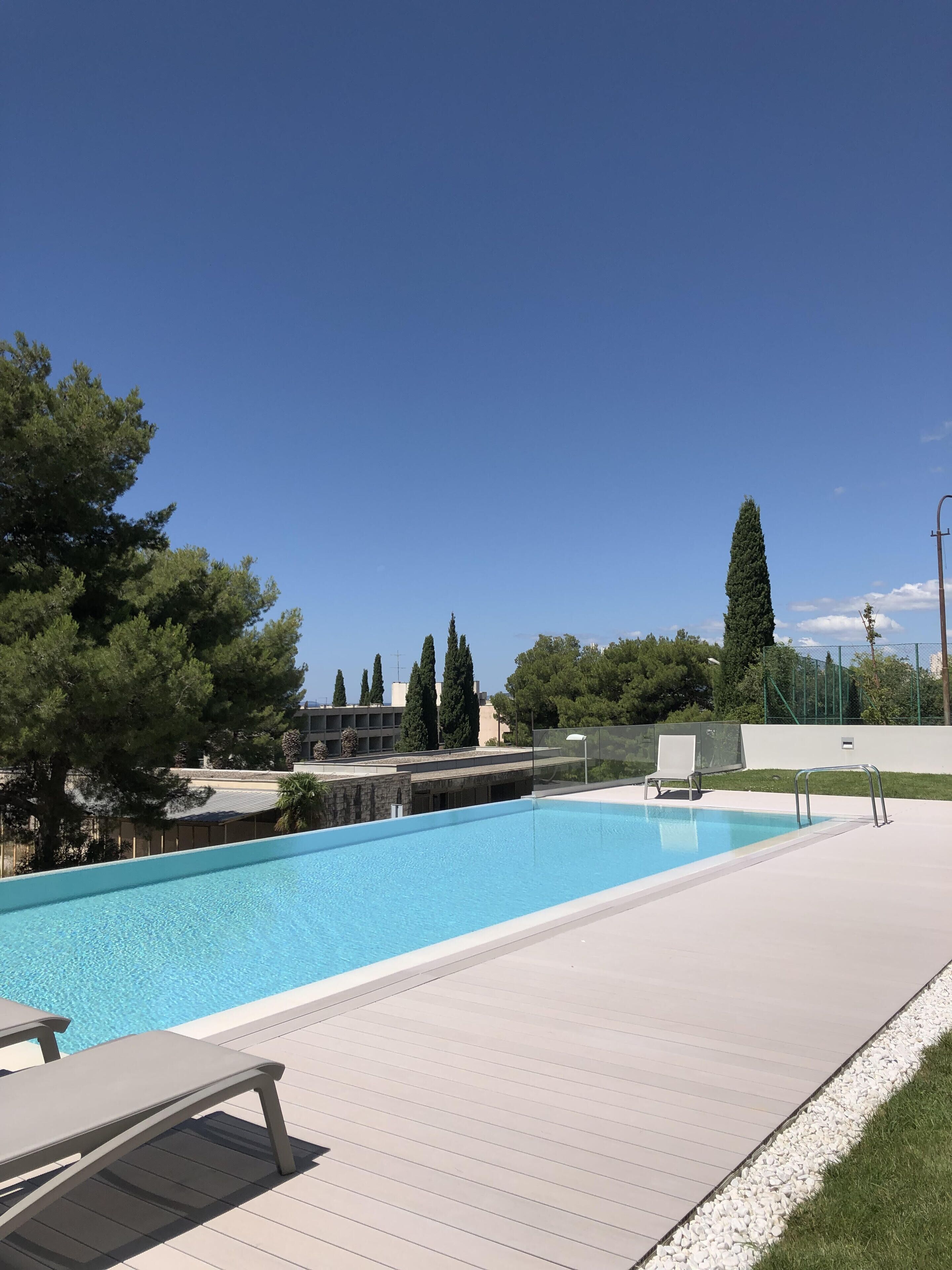 季节性开放的室外游泳池