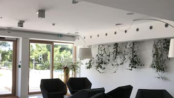 Coin salon dans le hall