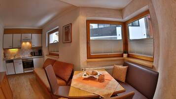 Apartemen, 1 kamar tidur (3 adults) | Area keluarga | TV