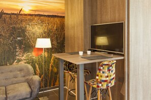 Habitación, en la zona del jardín | Servicio de comidas en la habitación