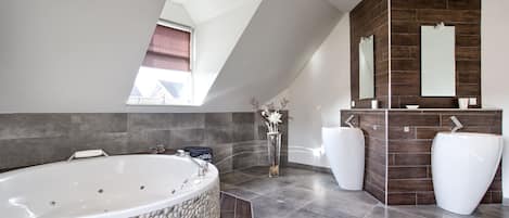 Quarto luxo (mit Whirpool) | Banheira de hidromassagem