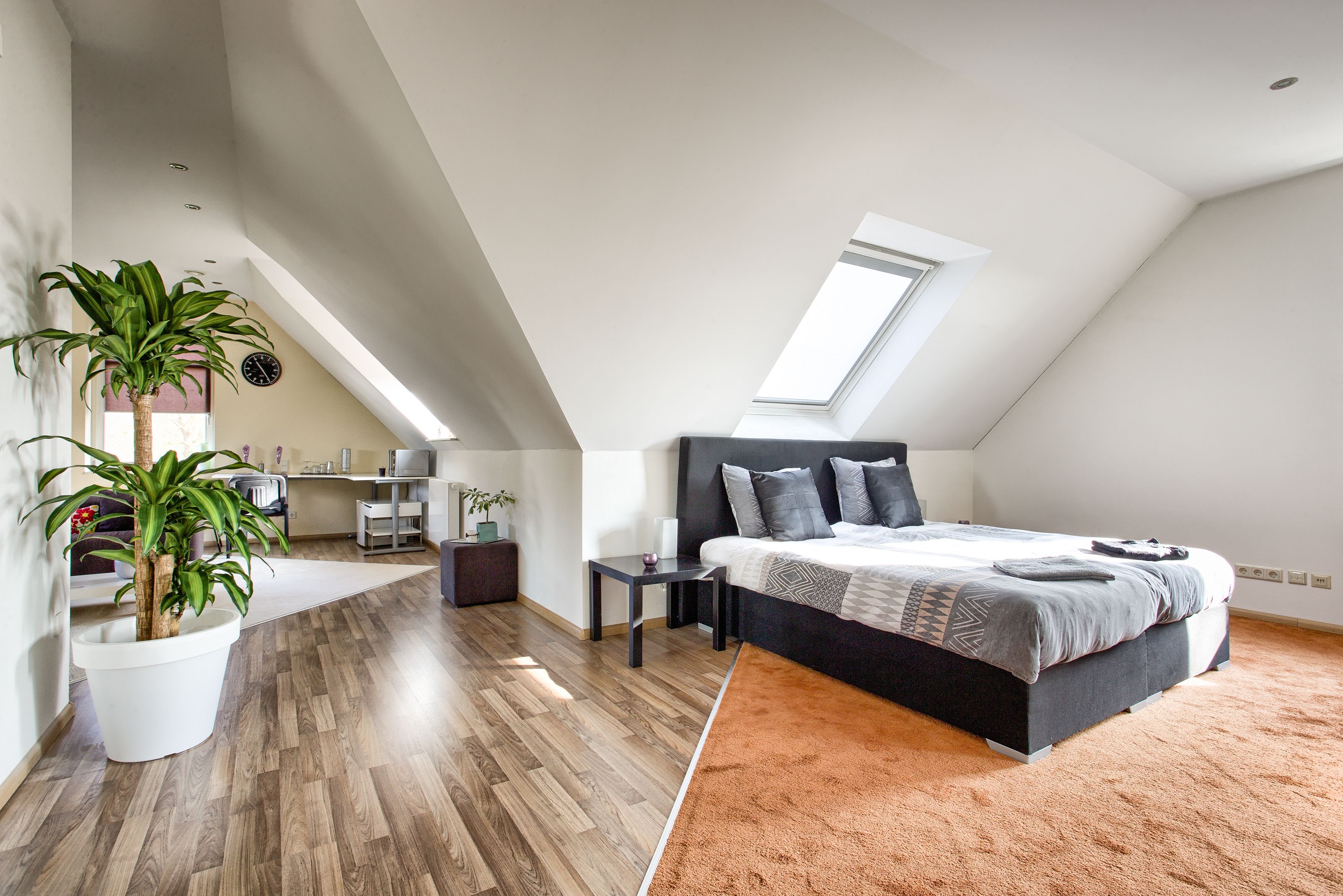 مكواة/لوح كي وأسرّة أطفال/رضّع (مجانًا) وأسرّة قابلة للطي