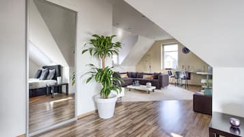 Deluxe Room (mit Whirpool) | Living area | Flat-screen TV