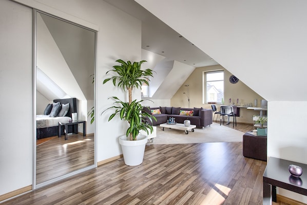 Deluxe Room (mit Whirpool) | Living area | Flat-screen TV