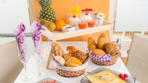A breakfast setting with a variety of food items and drinks on a table. - Villa Eltins (Bad Bentheim)