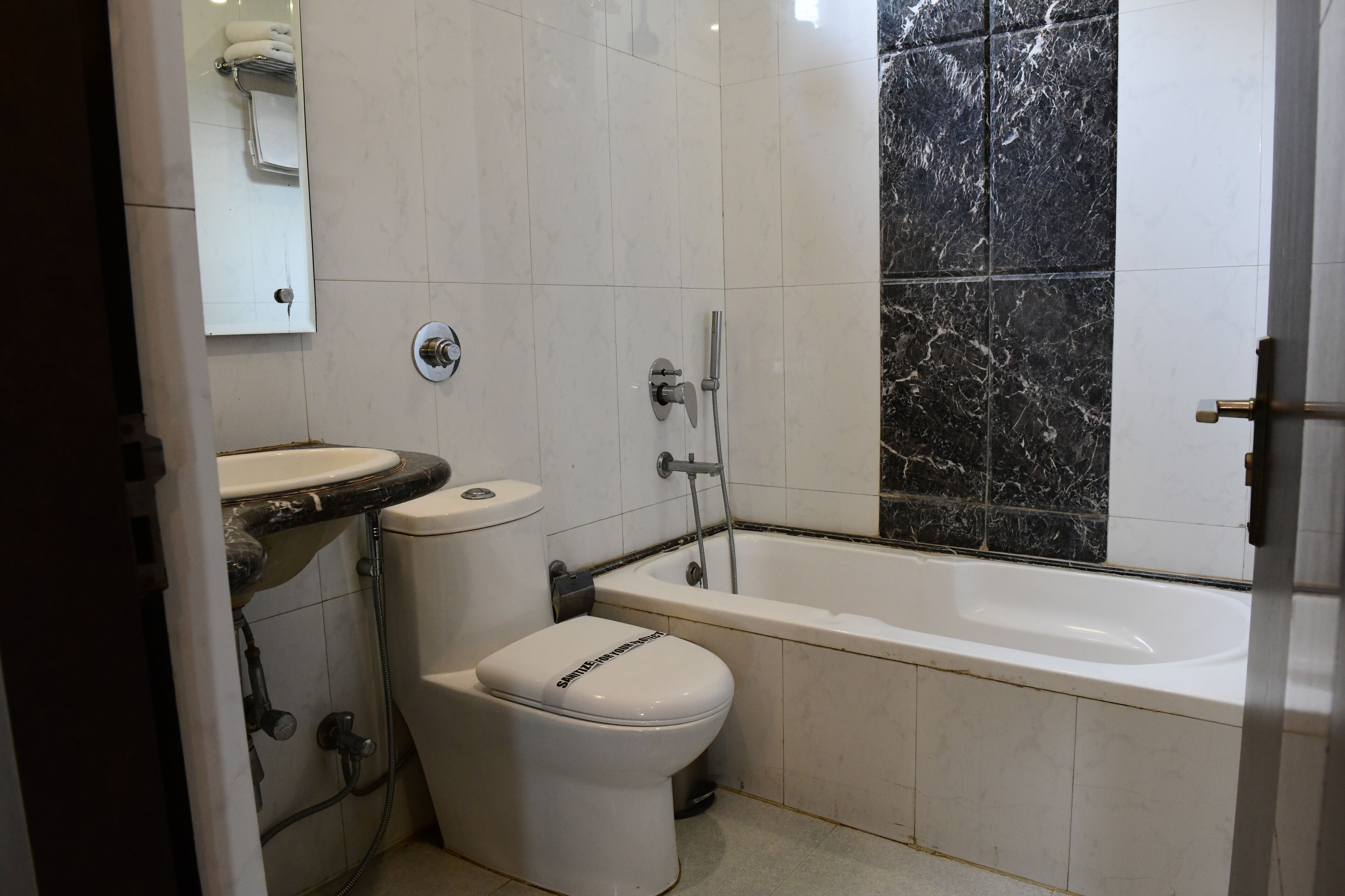 Deluxe Double Room | Bathroom | Bathtub, free toiletries, slippers, towels