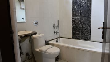 Habitación Deluxe doble | Baño | Bañera, artículos de higiene personal gratuitos, zapatillas y toallas