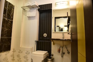 Royal Double Room | Bathroom | Bathtub, free toiletries, slippers, towels