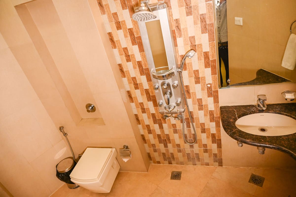 Luxury Double Room | Bathroom | Bathtub, free toiletries, slippers, towels