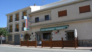 Un edificio con un letrero que dice "Hostal Restaurante Torrente".