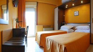 A hotel room with two beds, a desk, and a chair. - Hotel Michelangelo (Teramo)