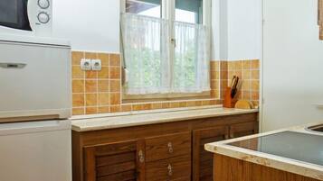Fridge, cookware/dishes/utensils, dining tables