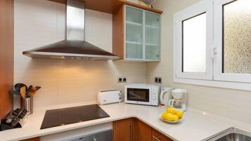 Een koelkast, een microgolfoven, een oven, een vaatwasser