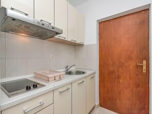 Refrigerador, utensilios de cocina y comedor 