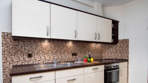 Kühlschrank, Mikrowelle, Ofen, Geschirrspüler