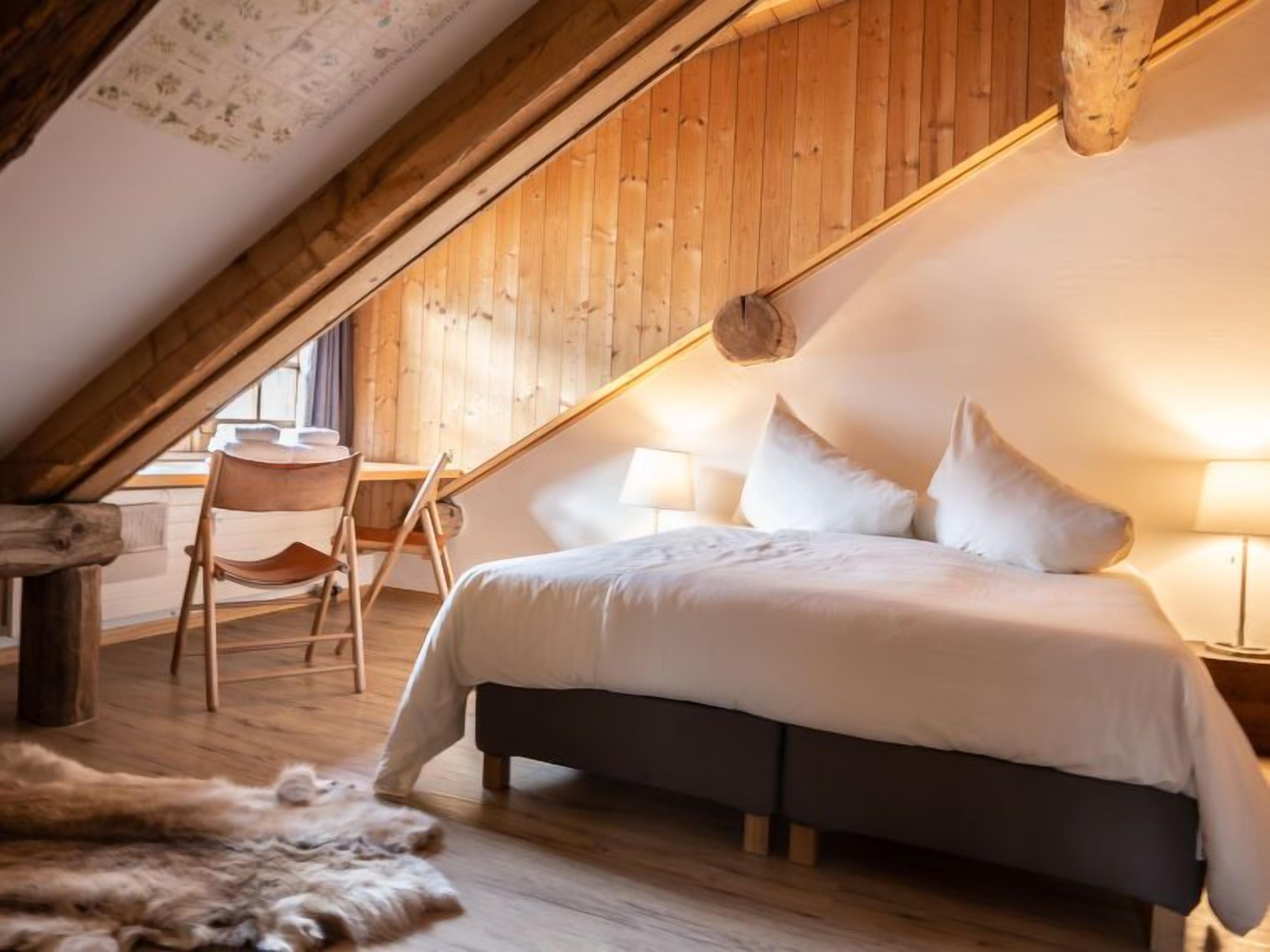 2 bedrooms, desk, WiFi