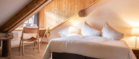 2 bedrooms, desk, WiFi