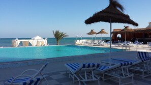 حمّام سباحة خارجي