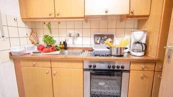 Refrigerador, microondas, horno, utensilios de cocina