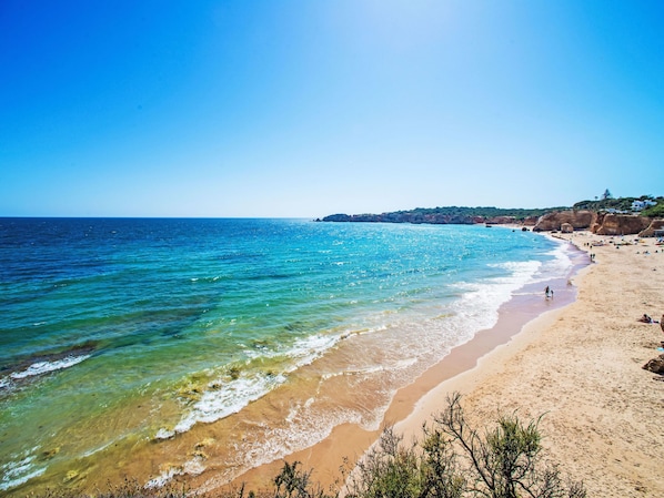 Una spiaggia nelle vicinanze