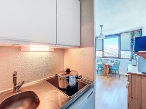 Réfrigérateur, micro-ondes, chaise haute