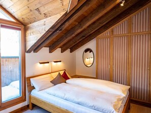 2 bedrooms, desk, WiFi