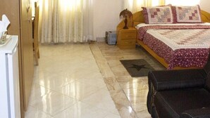 Grand Room | Desk, laptop workspace, blackout drapes, bed sheets - Kwamo Executive Lodge (Ejisu)