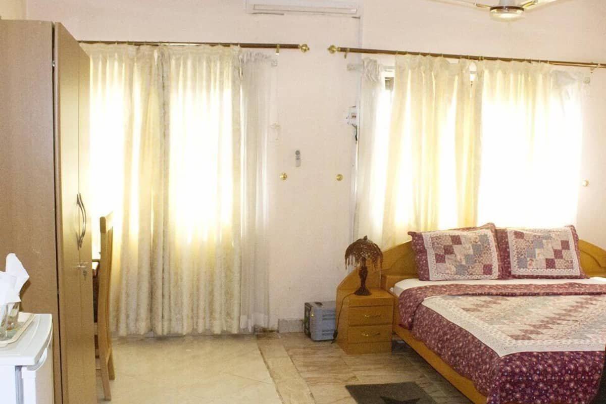 Grand Room | Desk, laptop workspace, blackout drapes, bed sheets