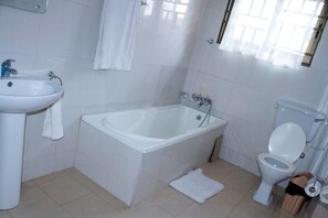 Free toiletries, towels - Kwamo Executive Lodge (Ejisu)