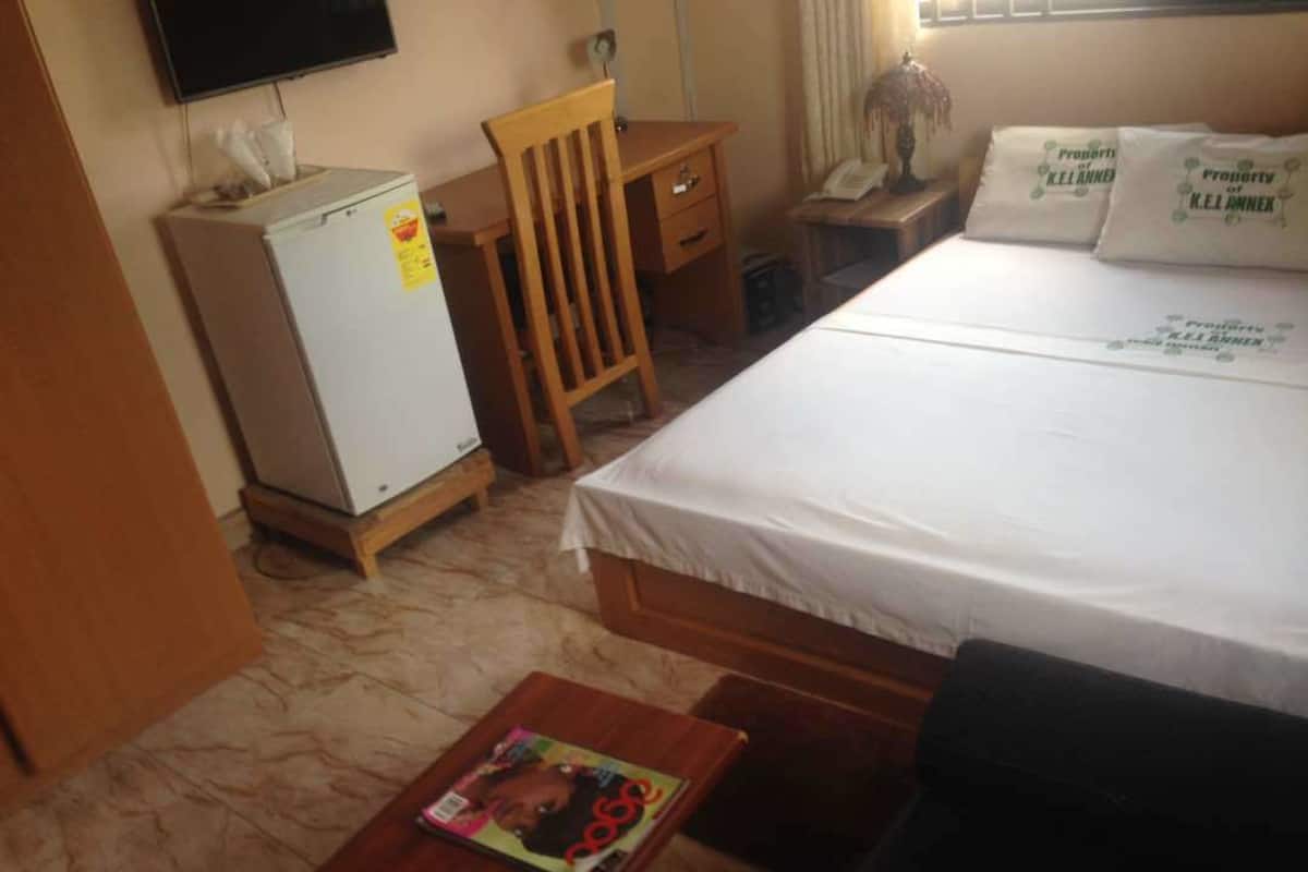 Standard Room | Desk, laptop workspace, blackout drapes, bed sheets