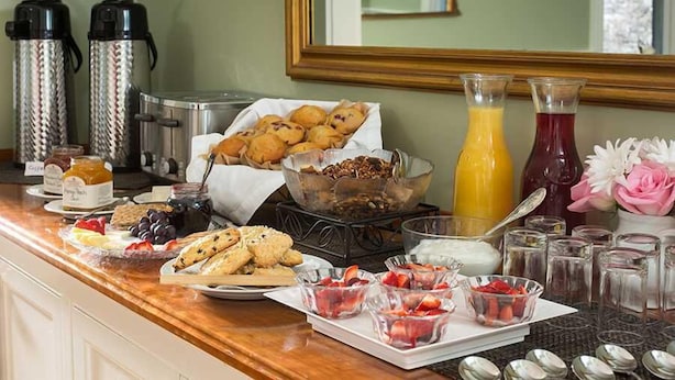 Daily continental breakfast for a fee - Kwamo Executive Lodge (Ejisu)