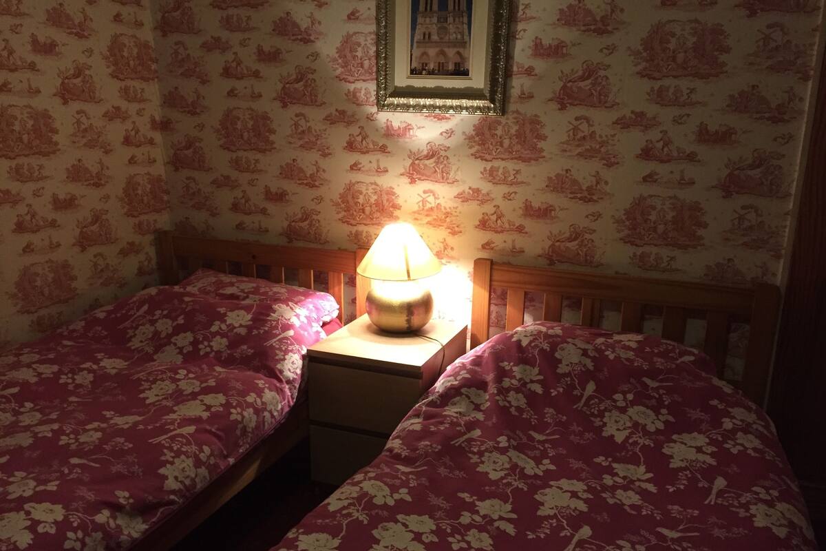 Hypo-allergenic bedding, laptop workspace, free WiFi, bed sheets